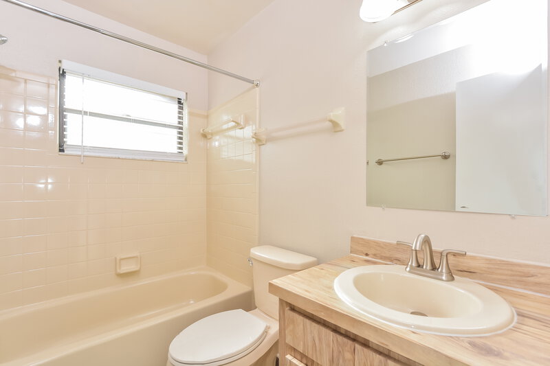 2,240/Mo, 499 Meadowood Blvd Fern Park, FL 32730 Main Bathroom View