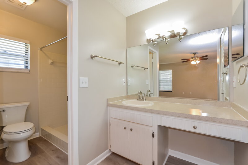 2,240/Mo, 499 Meadowood Blvd Fern Park, FL 32730 Main Bathroom View 2