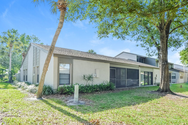 2,240/Mo, 499 Meadowood Blvd Fern Park, FL 32730 Rear View