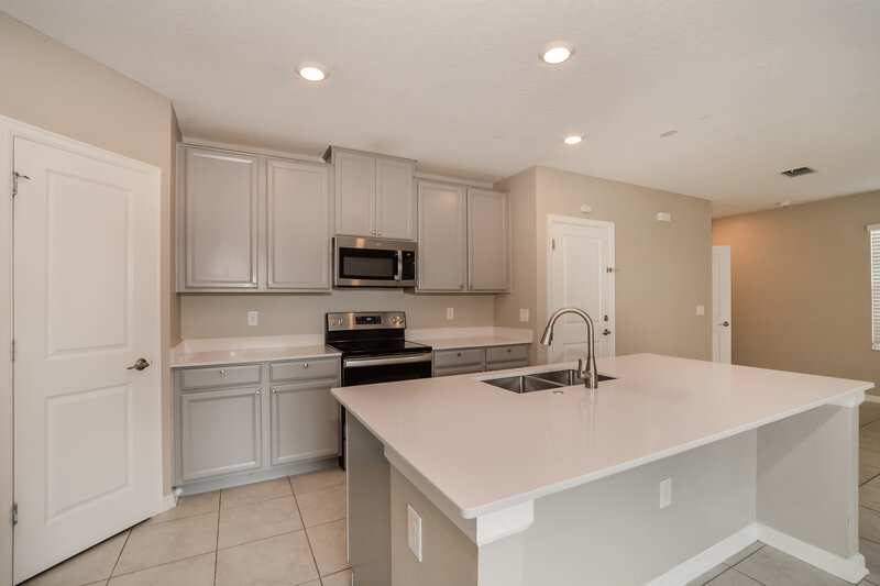 2,285/Mo, 353 Citrus Pointe Dr Davenport, FL 33837 Kitchen View 2
