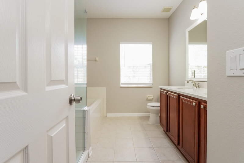 3,740/Mo, 8749 Silk Bay Pl Orlando, FL 32827 Main Bathroom View