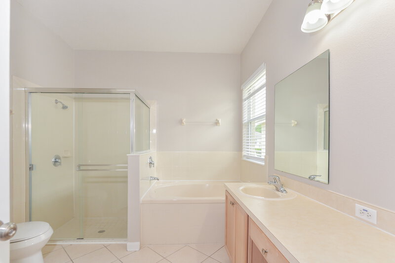 2,580/Mo, 10109 Granite Bay Dr Orlando, FL 32832 Main Bathroom View