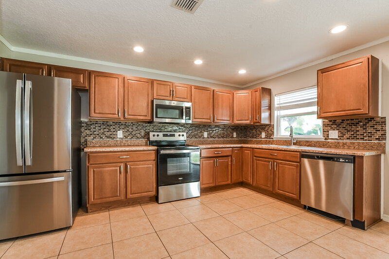 1,990/Mo, 1542 Sterns Dr Leesburg, FL 34748 Kitchen View 2