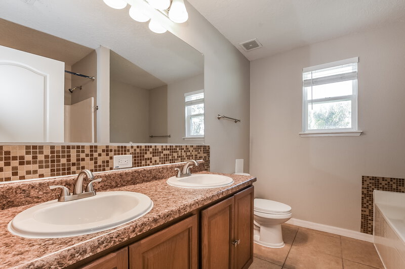 1,990/Mo, 1542 Sterns Dr Leesburg, FL 34748 Main Bathroom View