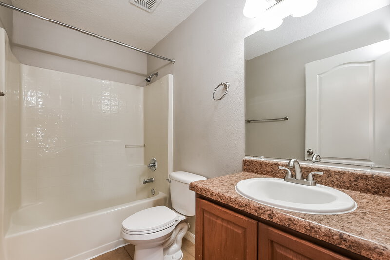 1,990/Mo, 1542 Sterns Dr Leesburg, FL 34748 Bathroom View