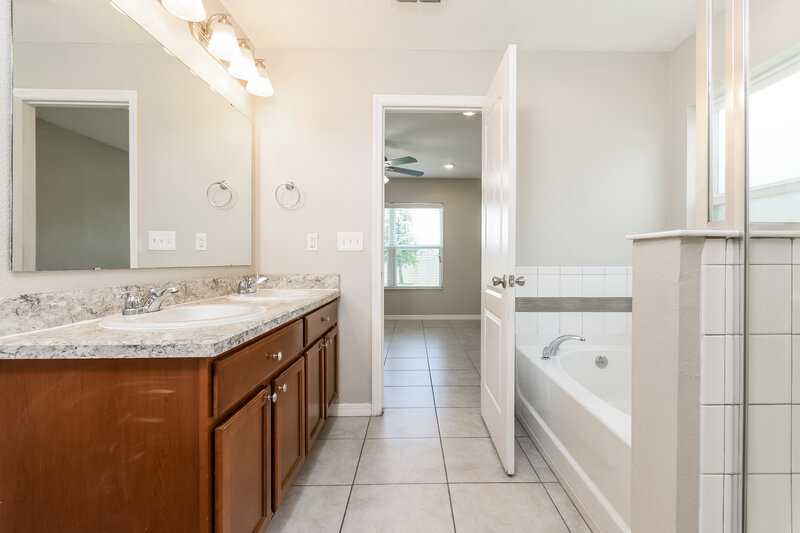 1,830/Mo, 295 Lake Lucerne Way Winter Haven, FL 33881 Main Bathroom View 2