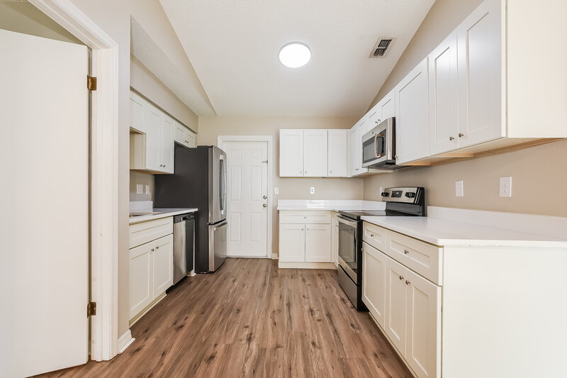 1,785/Mo, 3544 Lake Eleanor Dr Mount Dora, FL 32757 Kitchen View 2