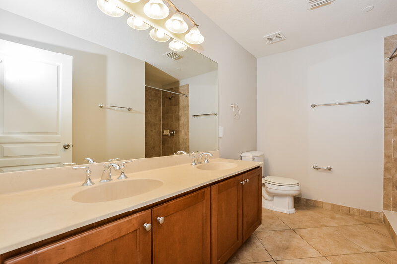 0/Mo, 580 Copley Ln Orlando, FL 32806 Main Bathroom View