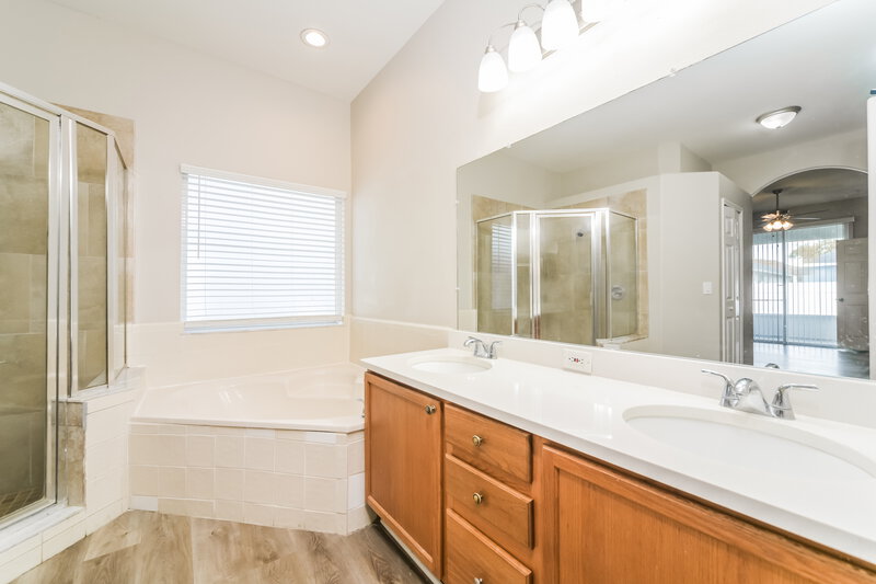 2,480/Mo, 1027 Lake Biscayne Way Orlando, FL 32824 Main Bathroom View