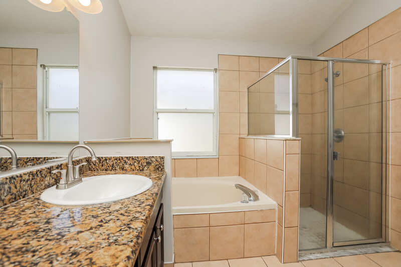 3,240/Mo, 2118 Flintlock Blvd Kissimmee, FL 34743 Main Bathroom View