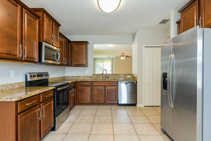 2,290/Mo, 16031 Yelloweyed Dr Clermont, FL 34714 Kitchen View