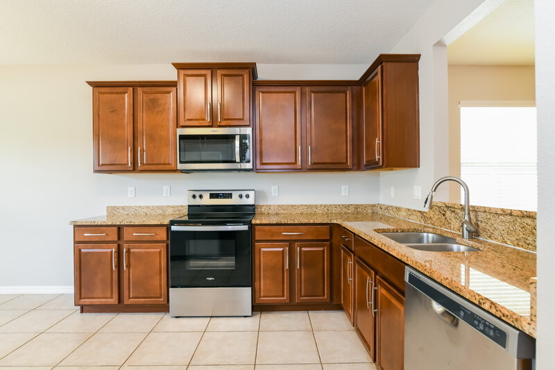 2,290/Mo, 16031 Yelloweyed Dr Clermont, FL 34714 Kitchen View 2