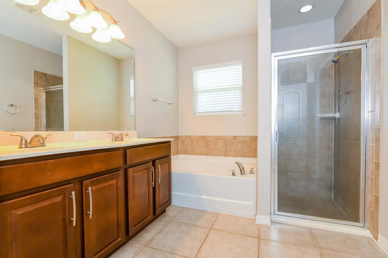2,290/Mo, 16031 Yelloweyed Dr Clermont, FL 34714 Main Bathroom View