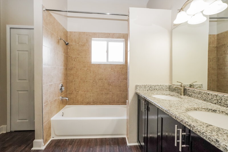 2,230/Mo, 5592 Garden Grove Cir Winter Park, FL 32792 Main Bathroom View 2