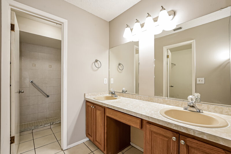 2,525/Mo, 1226 Creekbottom Cir Orlando, FL 32825 Main Bathroom View