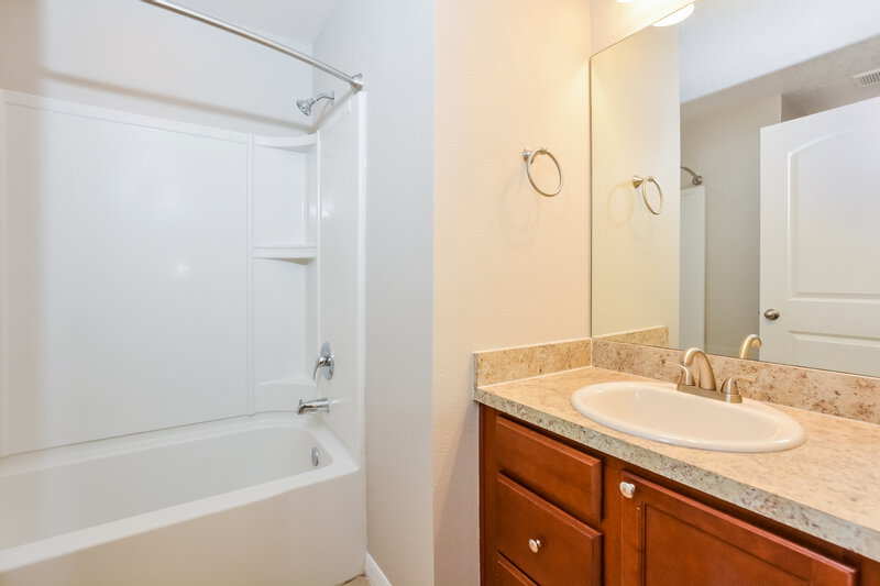 2,095/Mo, 4292 Abaco Dr Tavares, FL 32778 Bathroom View