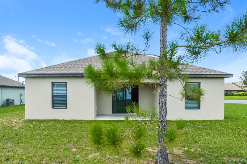 2,095/Mo, 4292 Abaco Dr Tavares, FL 32778 Rear View