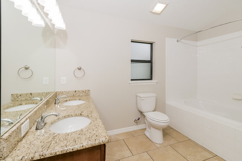 3,920/Mo, 2236 Bracknell Forest Trl Tavares, FL 32778 Main Bathroom View