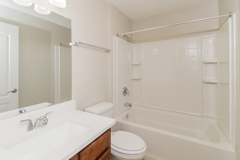 3,920/Mo, 2236 Bracknell Forest Trl Tavares, FL 32778 Bathroom View