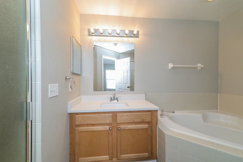 2,810/Mo, 1140 Chesterfield Ct Kissimmee, FL 34758 Main Bathroom View