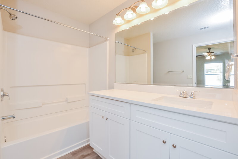 3,270/Mo, 1617 Strathmore Cir Mount Dora, FL 32757 Bathroom View