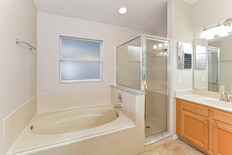 3,590/Mo, 14643 Lady Victoria Blvd Orlando, FL 32826 Main Bathroom View
