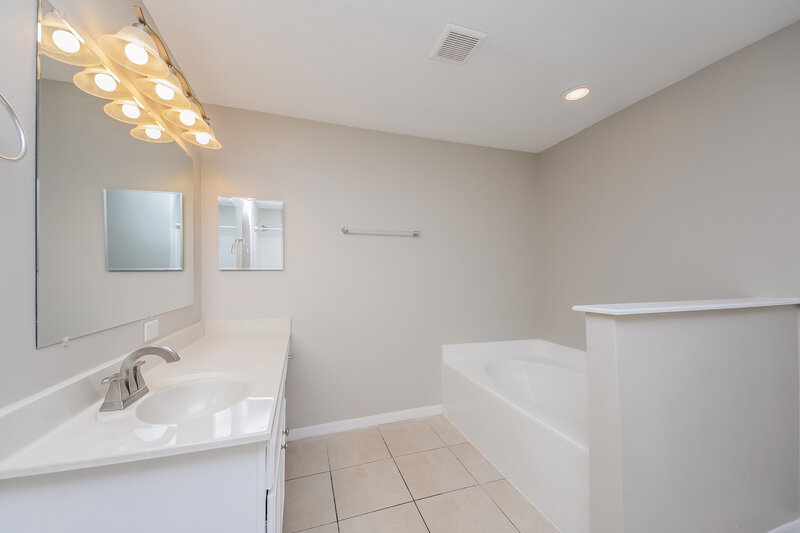 2,080/Mo, 317 Sherborne Ln Kissimmee, FL 34758 Main Bathroom View