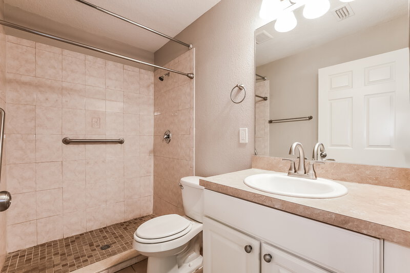 2,245/Mo, 2432 Princeton Ave Sanford, FL 32771 Main Bathroom View 2