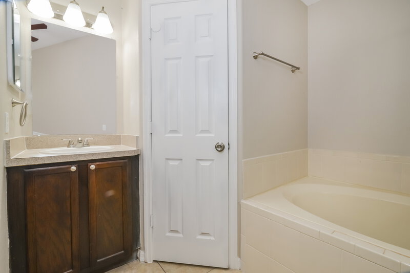 2,430/Mo, 903 Bonneville Ln Kissimmee, FL 34759 Main Bathroom View