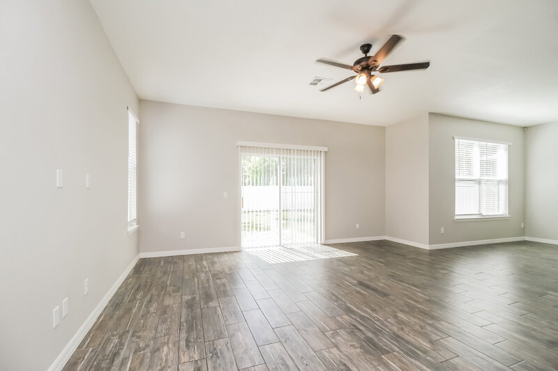 2,365/Mo, 1108 Atlantic Ave Fruitland Park, FL 34731 Living Room View 2