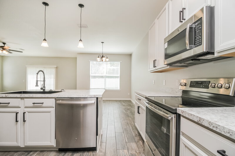 2,365/Mo, 1108 Atlantic Ave Fruitland Park, FL 34731 Kitchen View 2