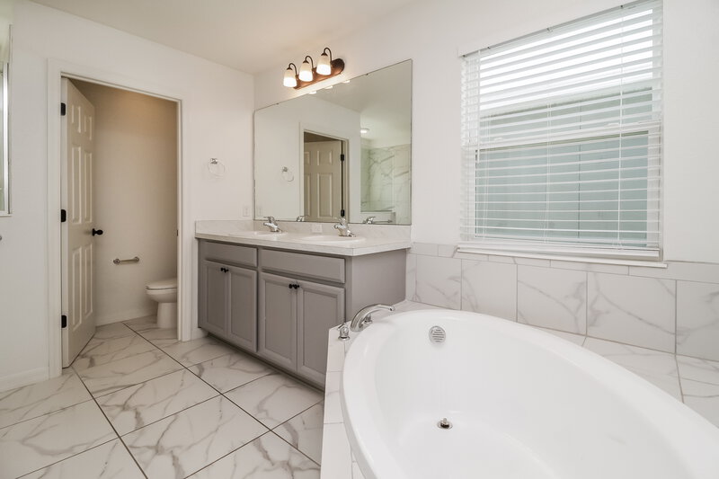 2,365/Mo, 1108 Atlantic Ave Fruitland Park, FL 34731 Main Bathroom View
