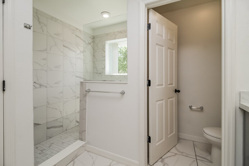 2,365/Mo, 1108 Atlantic Ave Fruitland Park, FL 34731 Main Bathroom View 2