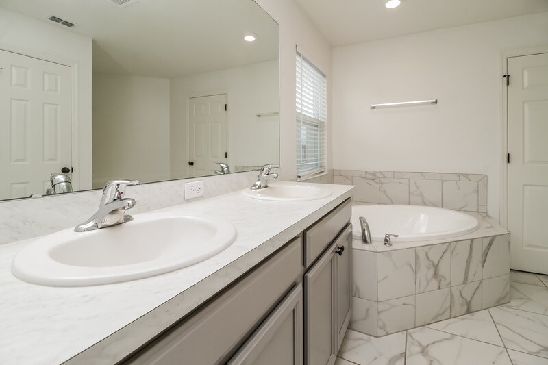 2,365/Mo, 1108 Atlantic Ave Fruitland Park, FL 34731 Bathroom View