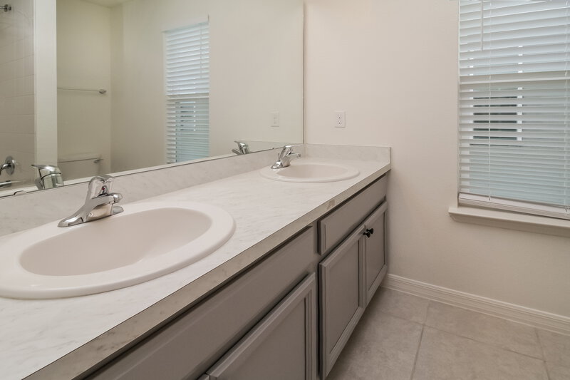 2,365/Mo, 1108 Atlantic Ave Fruitland Park, FL 34731 Bathroom View 2