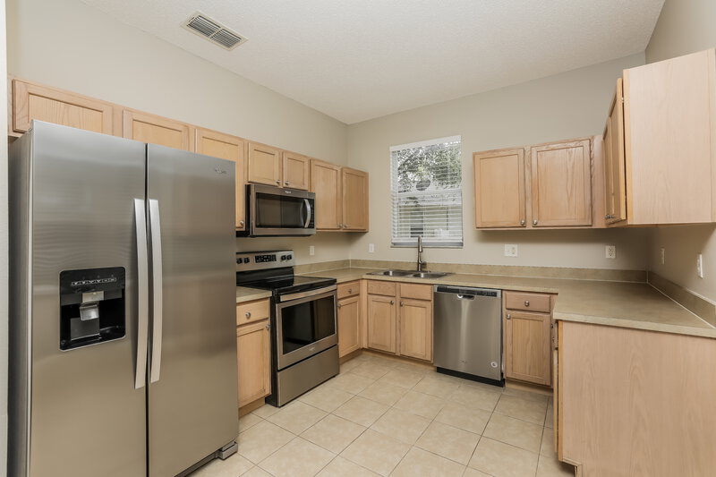 2,140/Mo, 233 Bluff Pass Dr Eustis, FL 32726 Kitchen View 2
