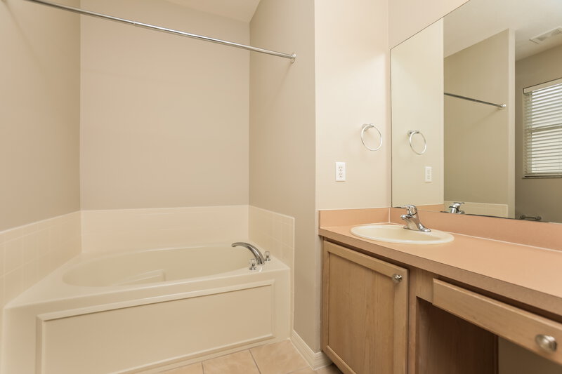 2,140/Mo, 233 Bluff Pass Dr Eustis, FL 32726 Main Bathroom View