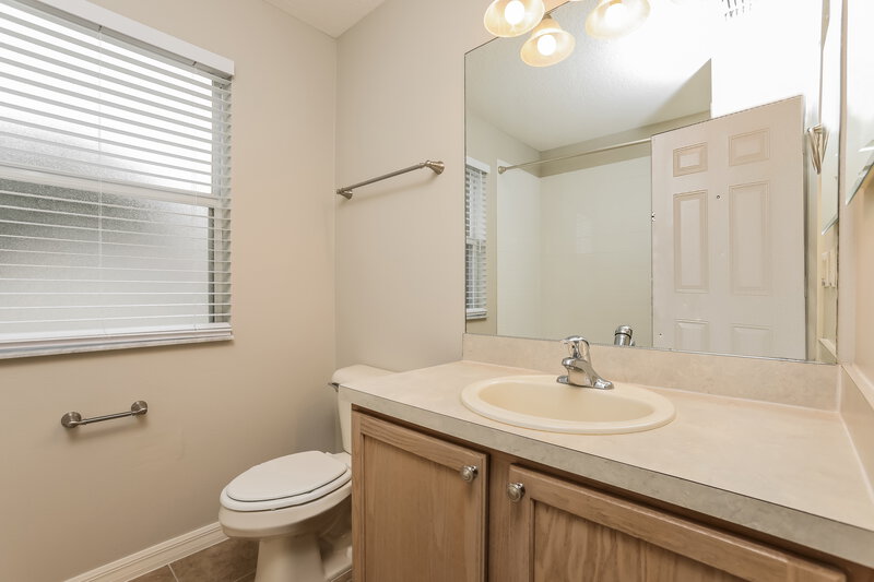 2,140/Mo, 233 Bluff Pass Dr Eustis, FL 32726 Bathroom View