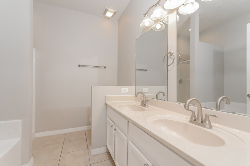 2,395/Mo, 4478 Spring Blossom Dr Kissimmee, FL 34746 Main Bathroom View