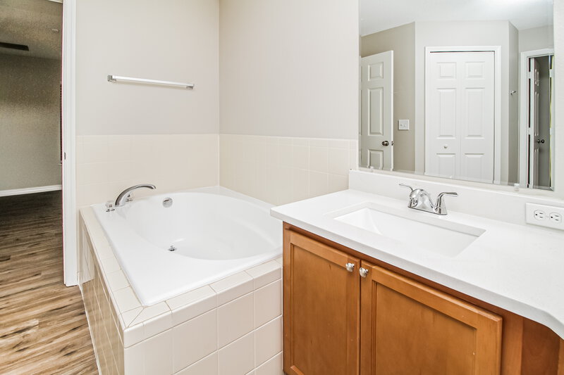 2,350/Mo, 2209 Bracknell Forest Trl Tavares, FL 32778 Main Bathroom View 2
