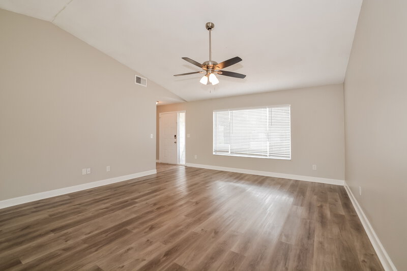 2,300/Mo, 426 Iowa Woods Cir E Orlando, FL 32824 Living Room View 2