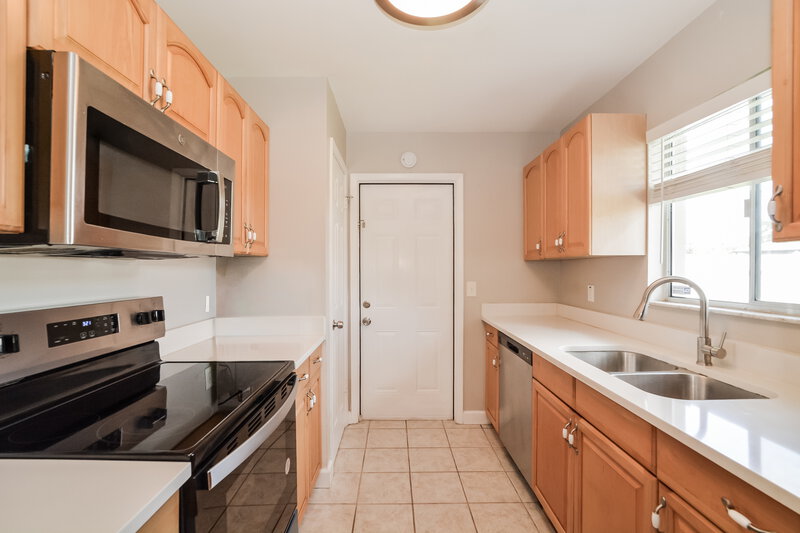 2,300/Mo, 426 Iowa Woods Cir E Orlando, FL 32824 Kitchen View