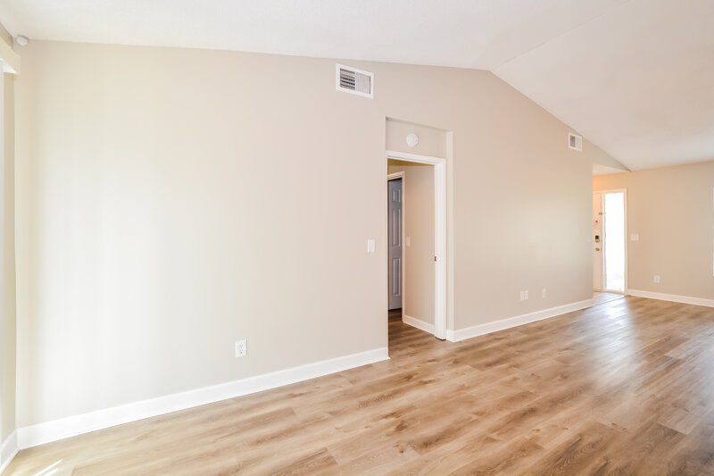 2,245/Mo, 426 Iowa Woods Cir E Orlando, FL 32824 Living Room View 2