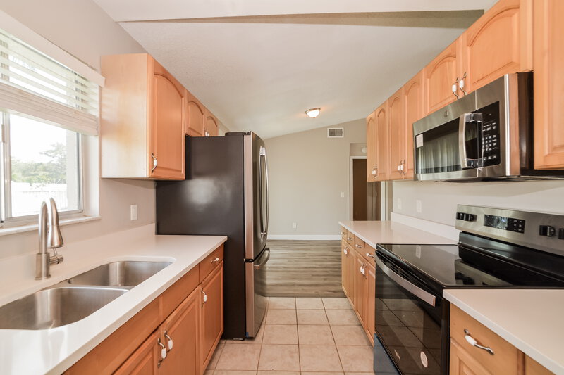 2,300/Mo, 426 Iowa Woods Cir E Orlando, FL 32824 Kitchen View 2