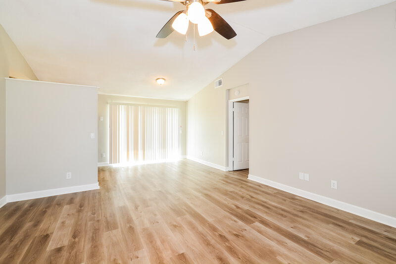 2,245/Mo, 426 Iowa Woods Cir E Orlando, FL 32824 Living Room View 3