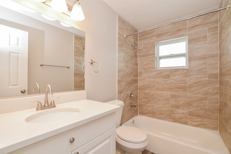 2,300/Mo, 426 Iowa Woods Cir E Orlando, FL 32824 Main Bathroom View