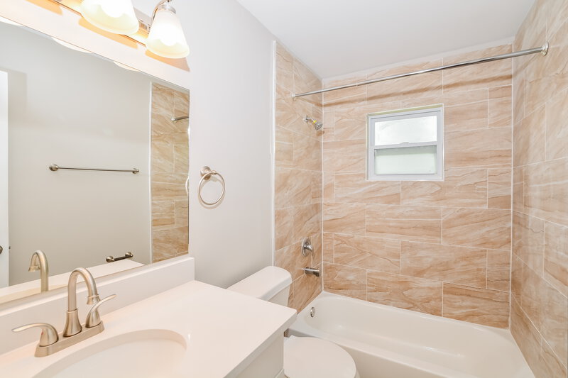 2,245/Mo, 426 Iowa Woods Cir E Orlando, FL 32824 Main Bathroom View