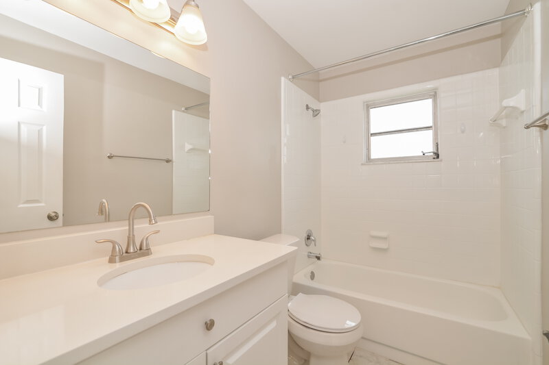 2,300/Mo, 426 Iowa Woods Cir E Orlando, FL 32824 Bathroom View
