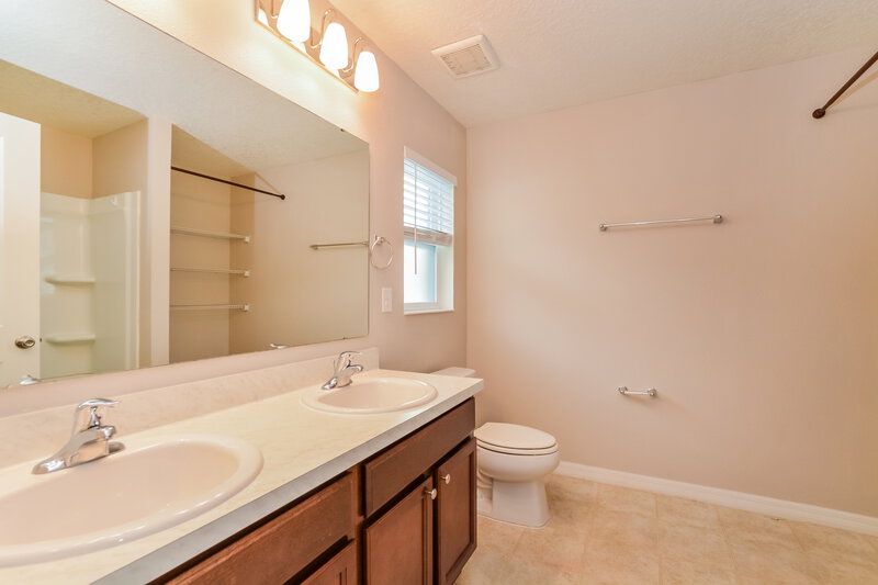 2,250/Mo, 2284 Twin Flower Ln Sanford, FL 32771 Main Bathroom View