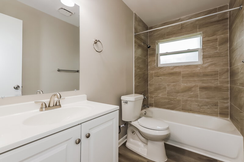 1,670/Mo, 206 Carter Blvd Polk City, FL 33868 Main Bathroom View
